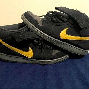 Nike SB Dunk Mid Black Gold